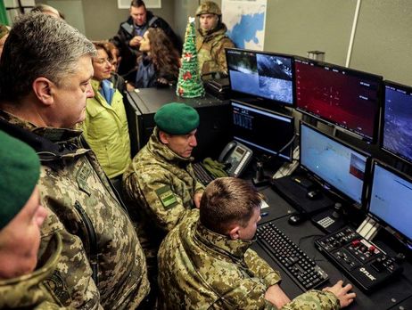 Порошенко вручил пограничникам легкобронированный катер, 16 бронеавтомобилей 