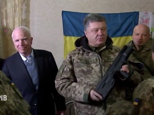 Порошенко вручил Маккейну наградной автомат украинского производства. Видео