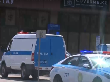 В столице Казахстана вооруженный мужчина удерживал в банке семь заложников, был штурм