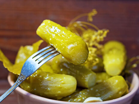 Чи можна їсти солоні огірки, якщо зверху в банці з'явилася біла плівка, а на дні утворився наліт. Порада експерта