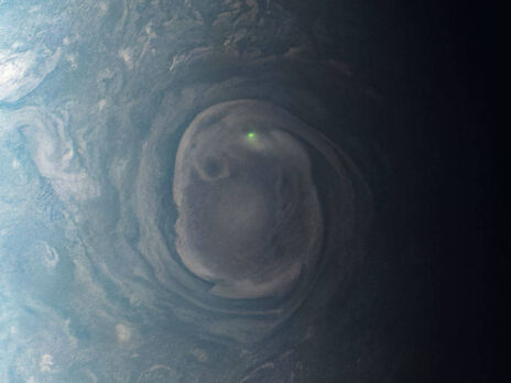 Аппарат NASA сделал фото Юпитера с зеленой молнией на полюсе
