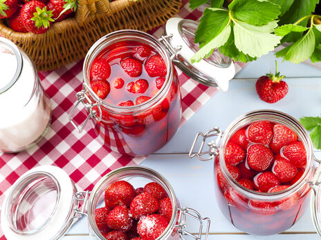 Как закрыть клубничный компот в банках на зиму. Пошаговый рецепт консервации и точные пропорции ягод и сахара