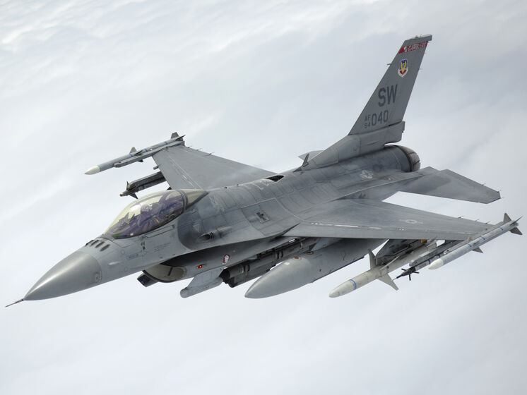 Українські пілоти можуть розпочати навчання на F-16 у серпні, на перші винищувачі очікують не раніше ніж за пів року – Зеленський