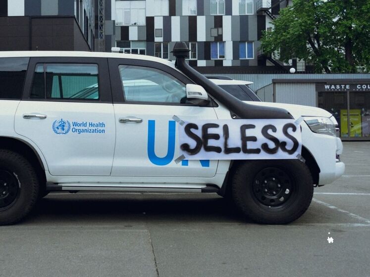 Активиста, который наклеил на машины ООН в Киеве надпись "бесполезные", вызывают в суд