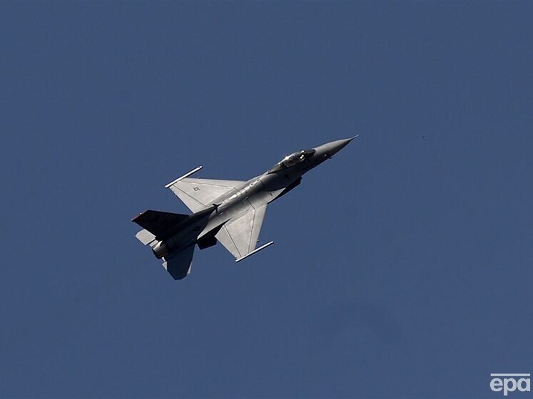 Навчання українських пілотів на F-16 може відбутися в Румунії – Politico