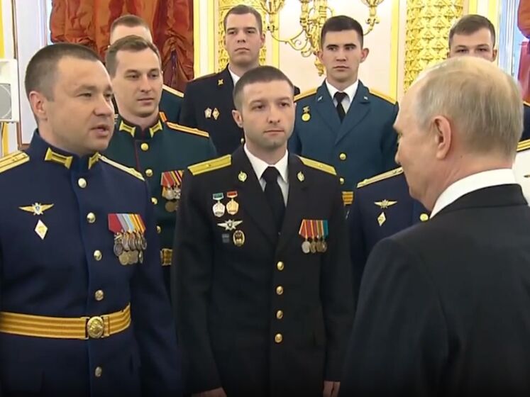 Летчик РФ на официальном приеме прочитал Путину стихотворение: "Встречайте папу, суки". Видео