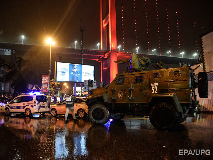 Неизвестный открыл огонь в ночном клубе Стамбула, много раненых