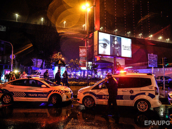 Стрелки в стамбульском клубе, одетые в костюмы Санта-Клаусов, убили двух человек
