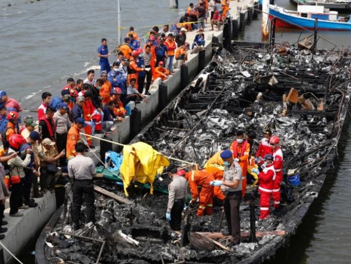В Индонезии загорелась лодка с туристами, 23 человека погибли