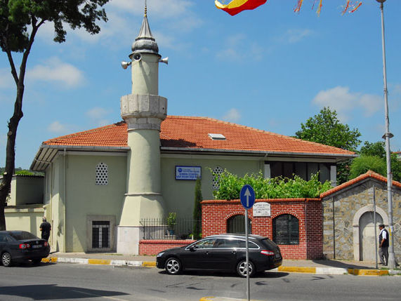 В мечети Стамбула неизвестный открыл огонь из винтовки по прихожанам