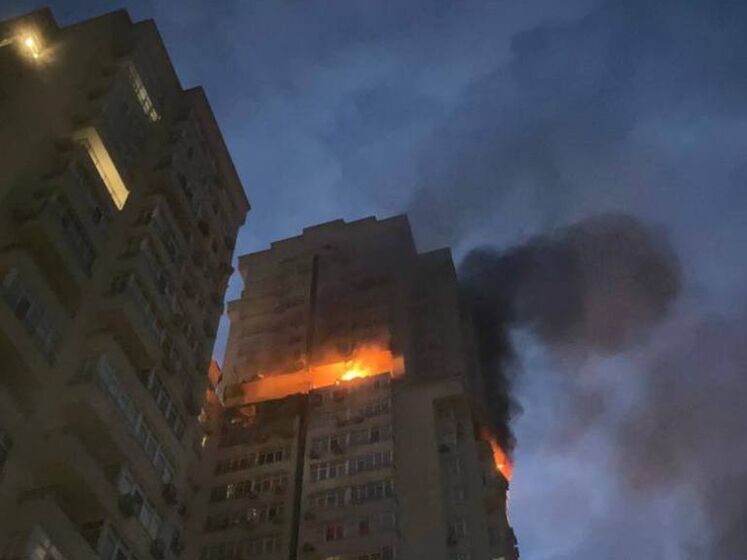 В результате ракетной атаки РФ обломки упали на 24-этажное здание в Киеве, возник пожар, два человека пострадали – КГВА