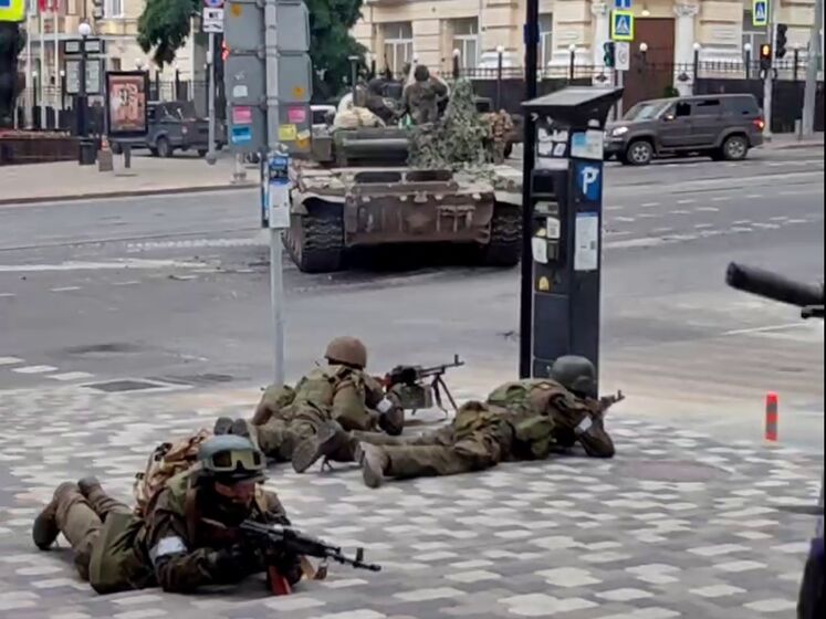 ЗМІ: У Ростові люди в камуфляжі і з автоматами оточили штаб Південного військового округу, УФСБ та адміністрацію міста. Імовірно, це вагнерівці. Фото, відео