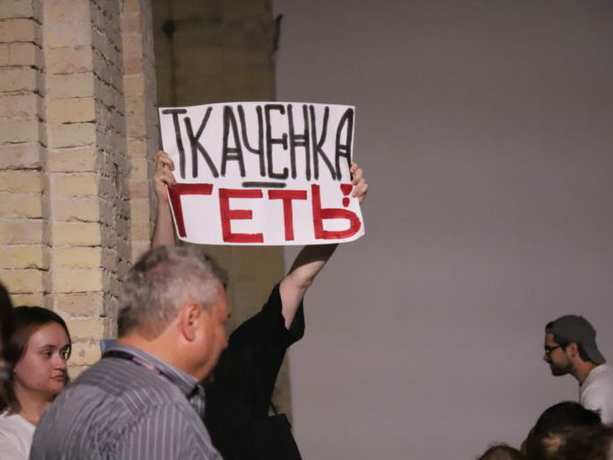 "Нам не нужен министр-малорос!" На "Книжном арсенале" провели акцию за отставку Ткаченко, тот отреагировал
