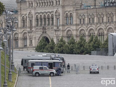 У центрі Москви помітили військову техніку. Столицю РФ фактично ізольовано, вона готується до оточення, повідомили в ГУР
