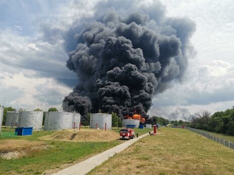 Пожар на нефтебазе в Воронеже продолжался до поздней ночи. Уничтожен резервуар на 5 тыс. м³ с авиационным керосином. Видео