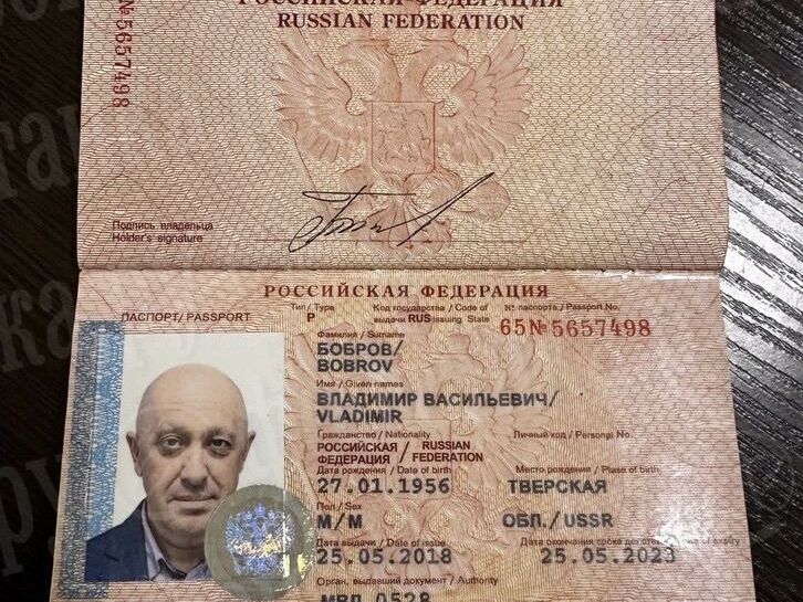 В офисе Пригожина нашли фальшивые паспорта "для двойников", золотые слитки и "уйму белого порошка", сообщила "Фонтанка", а потом удалила материал