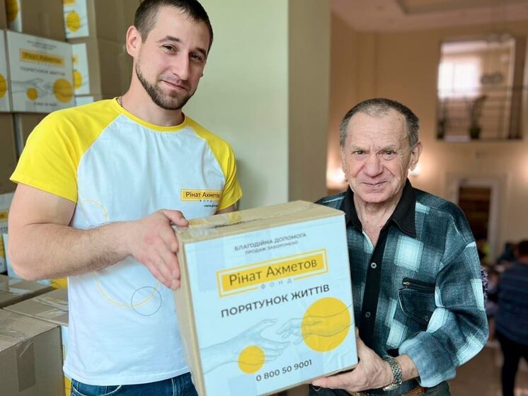 У "Зеленому центрі" у Запоріжжі гуманітарну допомогу від Фонду Ріната Ахметова отримали переселенці з Донецької області
