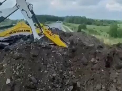 В Липецкой области россияне разрыли дорогу в ожидании вагнеровцев. Теперь ее приходится латать