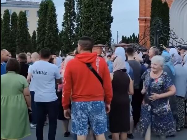 В Хмельницкой области разгорелся скандал из-за верующих УПЦ МП, которые кричали "Позор!" военным. Видео