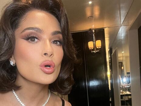 56-летняя Хайек показала себя за столом с паэльей и текилой. Фото