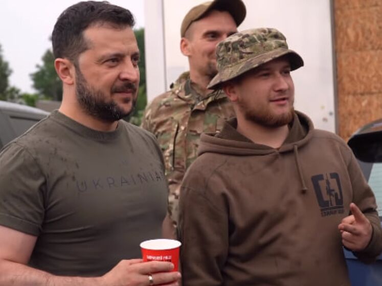 Зеленський показав, як у черзі по каву на заправці в Донецькій області спілкується з українськими захисниками. Відео