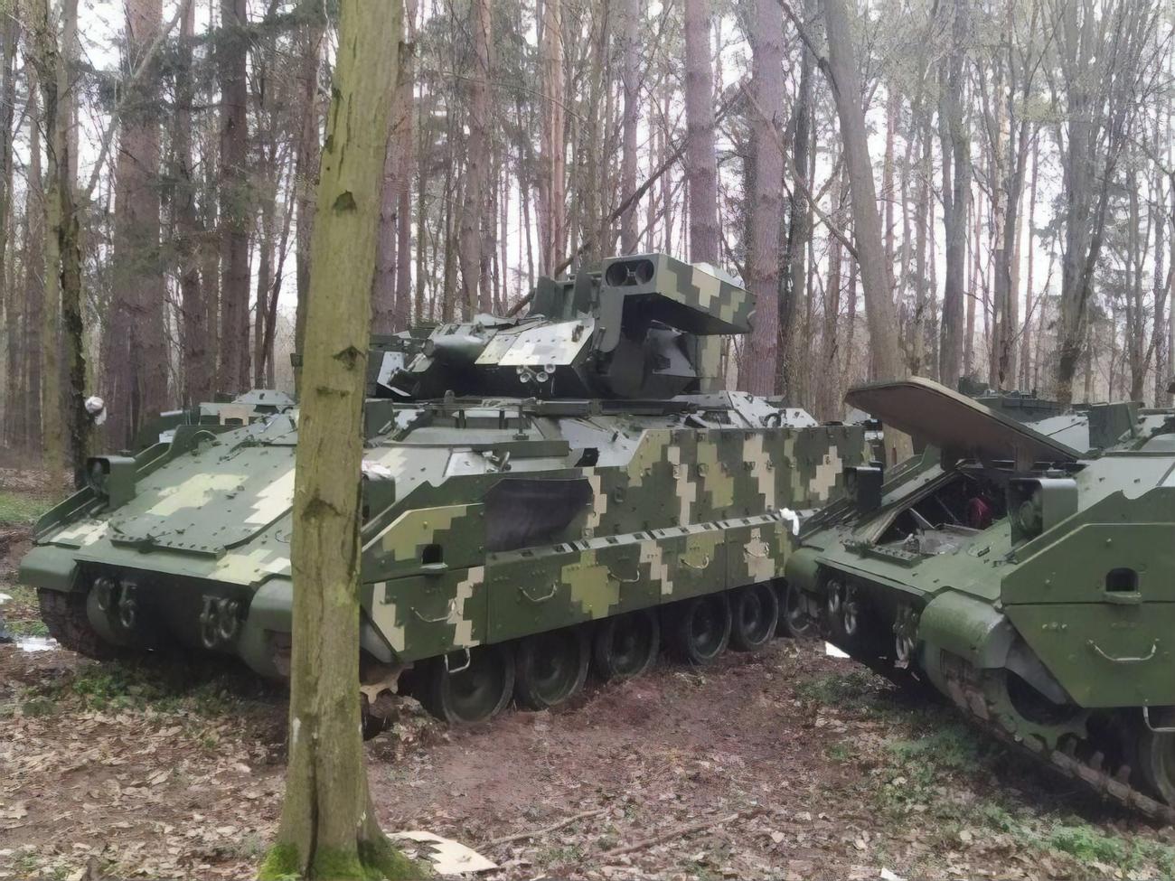 Видео дуэли бтр и брэдли. БМП m2 Bradley. M2 «Брэдли» БМП. M2 Брэдли (m2 Bradley). БМП Брэдли камуфляж.