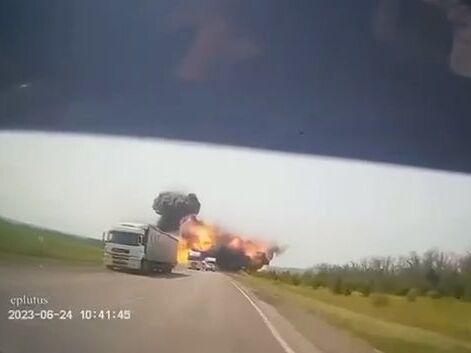 У мережі з'явилося відео вибуху на трасі у Воронезькій області РФ 24 червня. Можливо, це кадри удару по колоні ПВК "Вагнер"