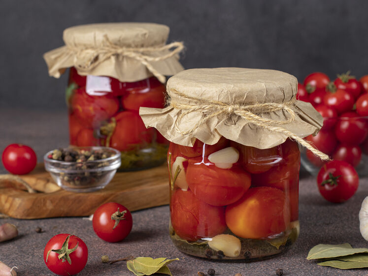 По этому рецепту маринованные помидоры получатся упругими и сладкими. Эксперт назвал точные пропорции сахара и уксуса