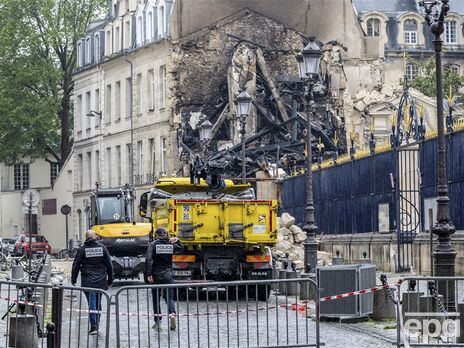 З-під завалів будівлі, яка обвалилася минулого тижня в центрі Парижа, дістали тіло загиблої людини