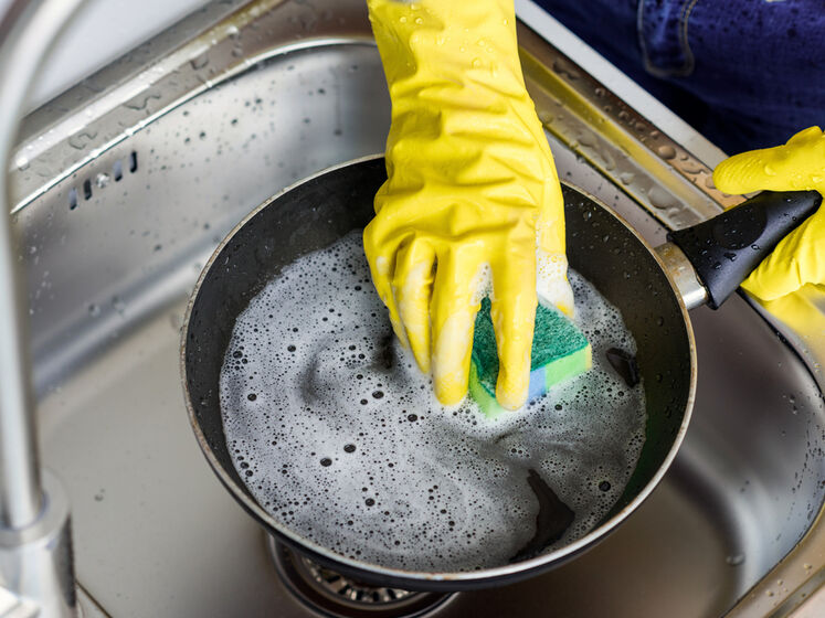 Як правильно мити сковороду з антипригарним покриттям. Поради