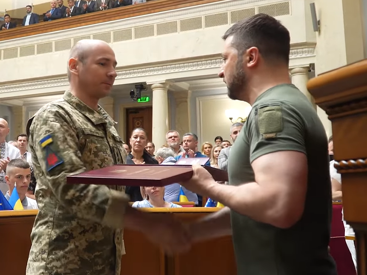 Зеленский присвоил звание Героя Украины командиру зенитчиков, которые сбили 13 "Кинжалов"