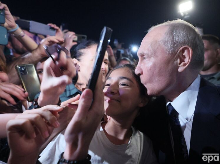 Путін поїхав у Дагестан, де обіймався й цілувався з натовпом. У соцмережах одні підозрюють, що це був двійник, інші вважають, що він хоче покращити імідж після заколоту