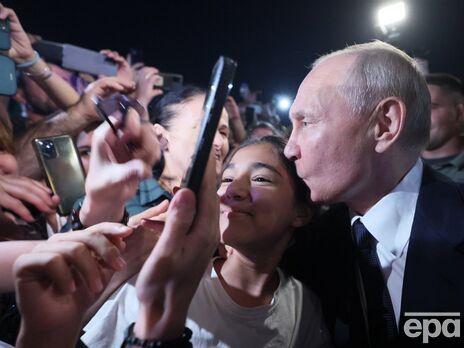 Путин уехал в Дагестан, где обнимался и целовался с толпой. В соцсетях одни подозревают, что это был двойник, другие считают, что он хочет улучшить имидж после мятежа