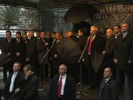 Суд Чехии не нашел состава преступления в действиях демонстранта, забросавшего яйцами президента Земана