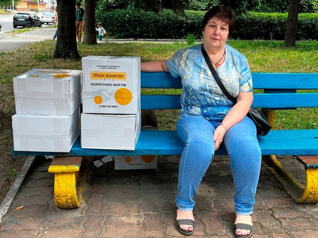 В Днепре начались выдачи помощи от Фонда Рината Ахметова для переселенцев из Волновахской общины