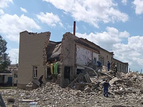 Окупанти з РСЗВ обстріляли школу в Донецькій області, загинули вчителька й головна бухгалтерка, ще шестеро осіб дістали поранення – прокуратура
