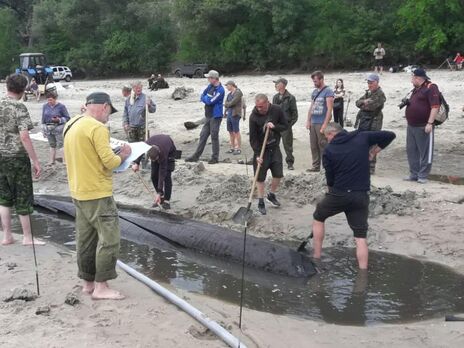 На Хортице на ранее затопленном участке берега нашли старинную лодку, которой не менее 300 лет 