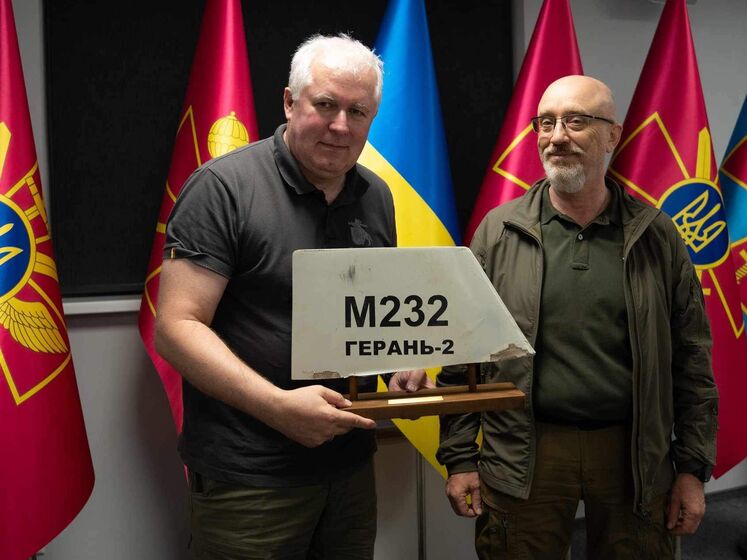 Резников подарил литовскому коллеге кусок беспилотника оккупантов