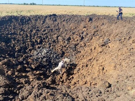 Около военного аэродрома в Краснодарском крае РФ случился мощный взрыв, образовалась огромная воронка