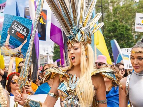 Полякова в образе женщины-воина приняла участие в Pride in London 2023. Фото