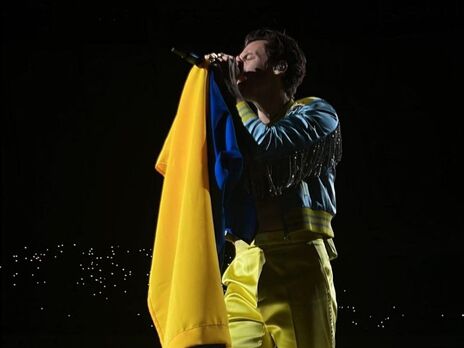 Стайлс на концерте в Варшаве поддержал Украину, подняв украинский флаг. Видео