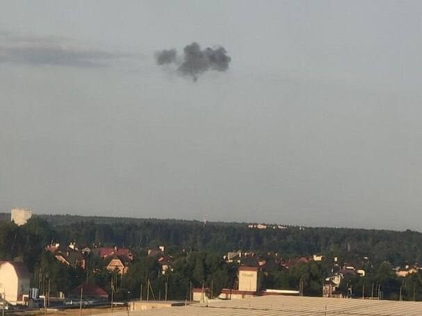 Взрывы в Московской области: дрон попал в здание военной части, перенесена часть авиарейсов