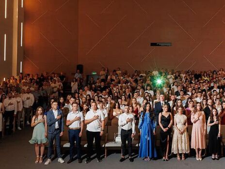 Випускники медфакультету Ужгородського університету замість святкування випускного передали 100 тис. грн на підтримку ЗСУ