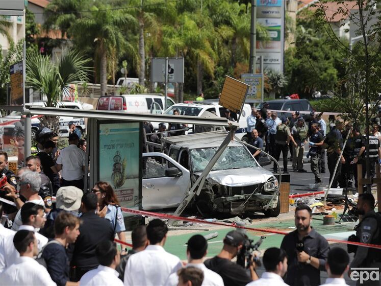 В Ізраїлі палестинець скерував автомобіль на перехожих, а потім напав на них із ножем, поранено сімох людей &ndash; поліція