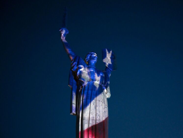 В Киеве в День независимости США подсветили цветами американского флага памятник "Родина-мать". Фото, видео
