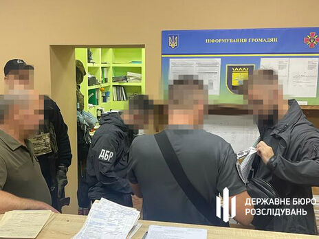 Военком в Краматорском районе подделывал документы для выезда военнообязанных – ГБР