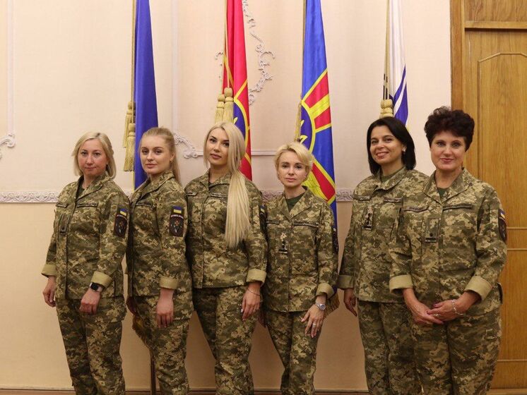 Стоковые фотографии по запросу Военные девушки