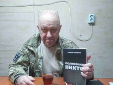 Неуч, уголовник, торговец хот-догами, повар Путина, зачинщик мятежа. Что известно о главаре международной преступной организации 