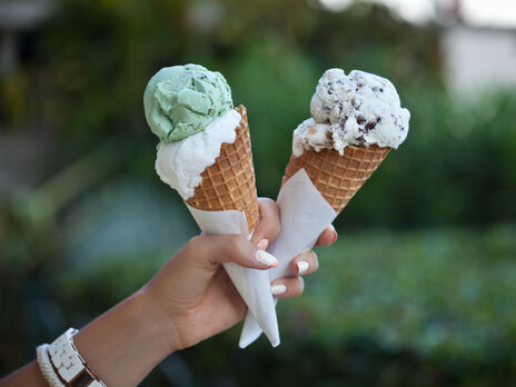 Вот зачем мороженое посыпают щепоткой соли. Эксперты рассказали, какую соль использовать в любимом всеми десерте и какое мороженое лучше всего с ней сочетается