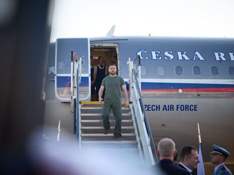 Літак із Зеленським у Прагу супроводжувала пара винищувачів Gripen. Фото, відео